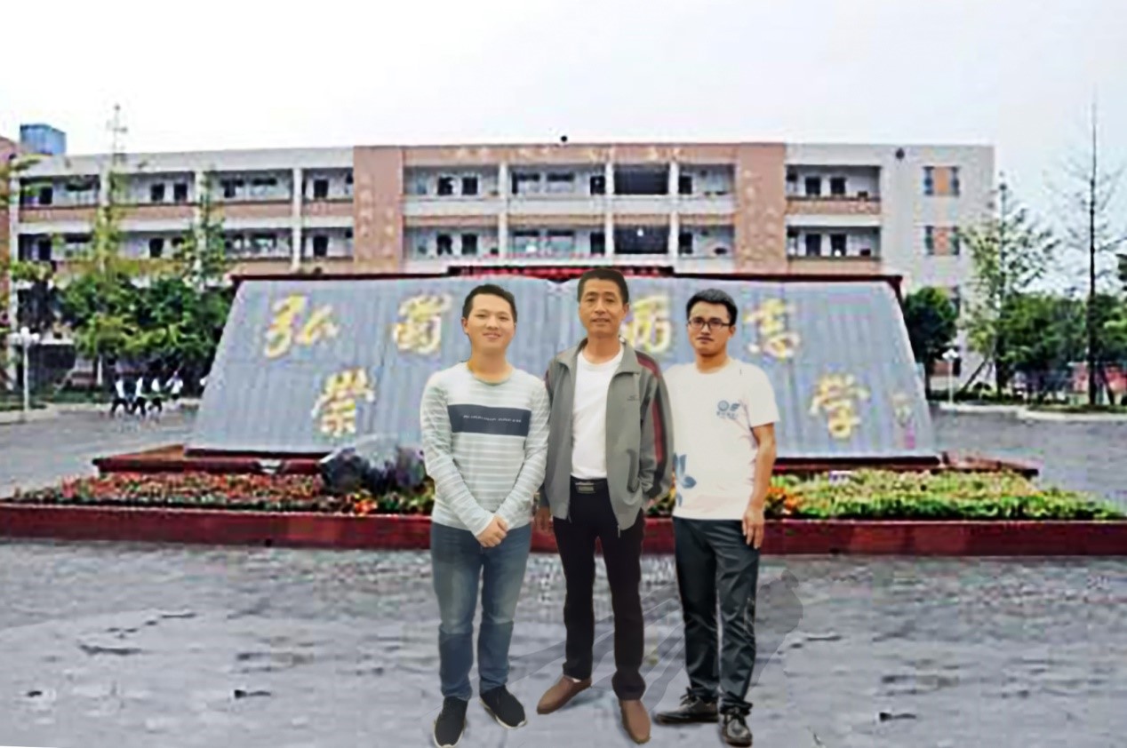 我院团委书记朱华与蜀城中学师生合影